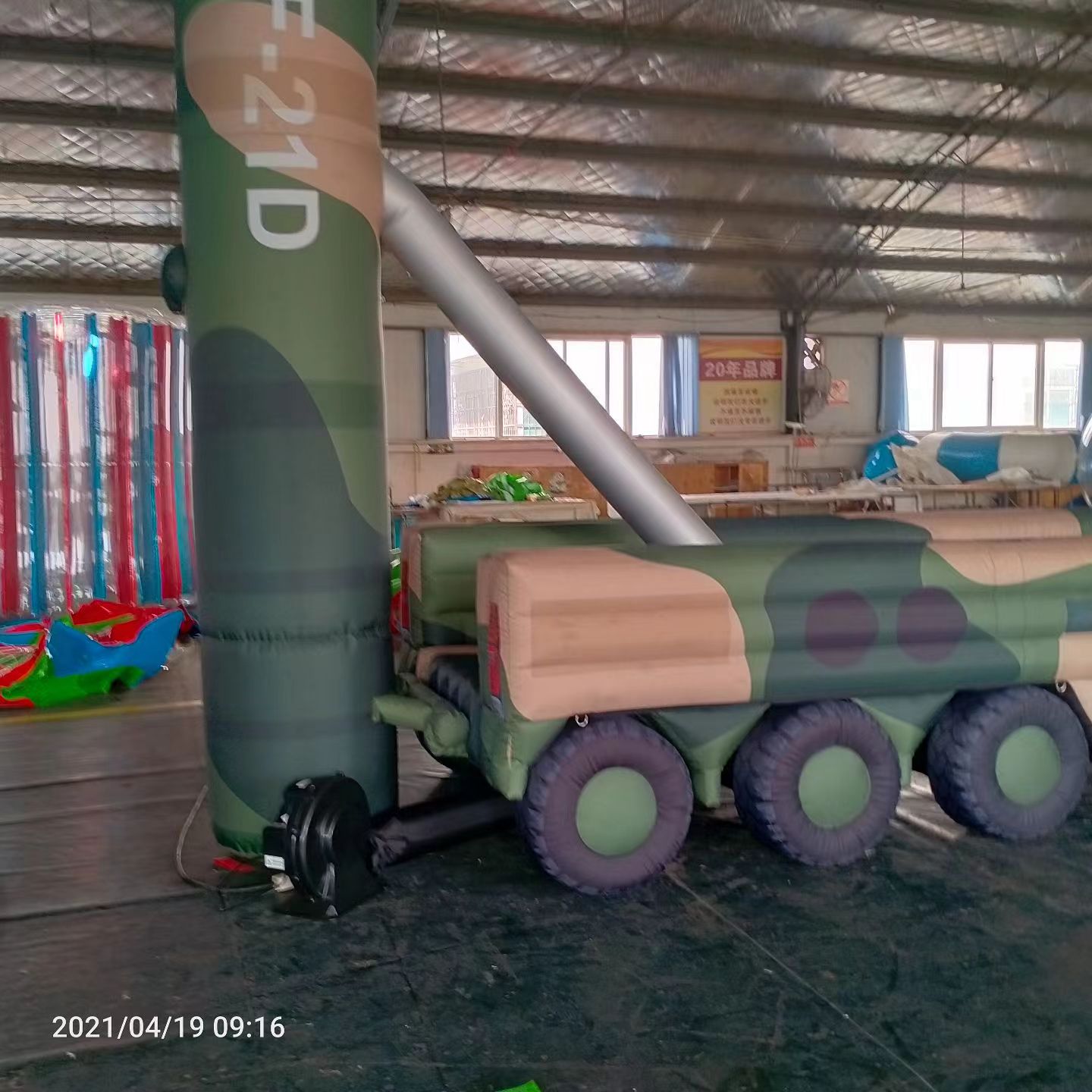 红星军事演习中的充气目标车辆：模拟发射车雷达车坦克飞机